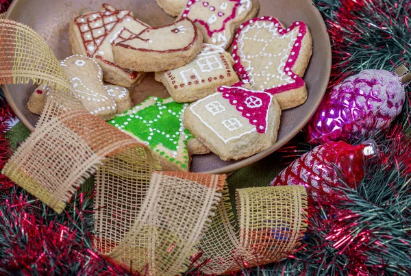 Gingerbread cookies and chrismas decorations — Stock Photo, Image