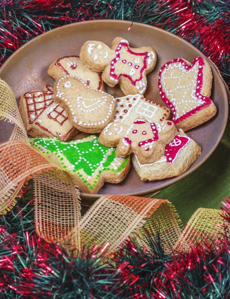 Gingerbread cookies and chrismas decorations — Stock Photo, Image