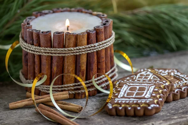 Galletas de Navidad con una vela hecha de varillas de vainilla — Foto de Stock