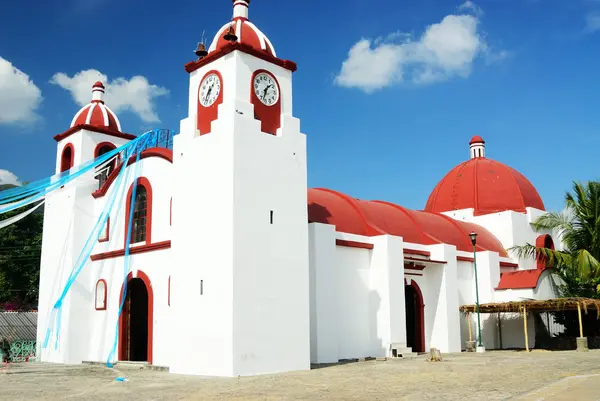 Iglesia blanca —  Fotos de Stock