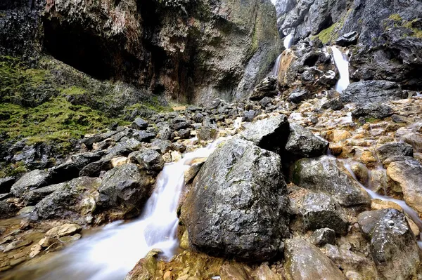 Vandfald i Goredale Scar - Stock-foto