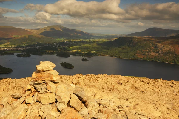 Cairn en la parte superior de Cat Bells — Foto de Stock