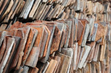 Kırmızı kil kiremit