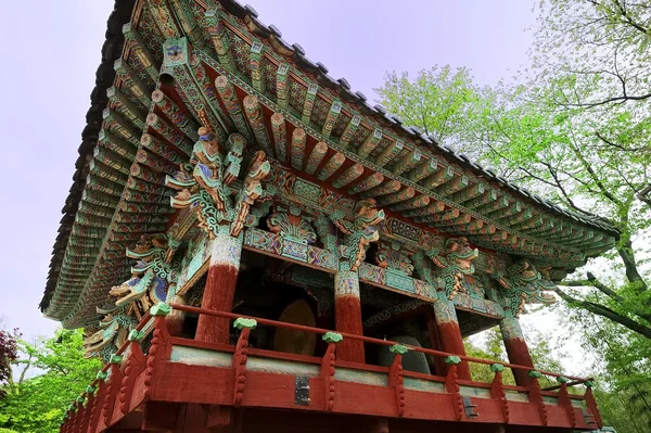 Декоративная крыша храма — стоковое фото