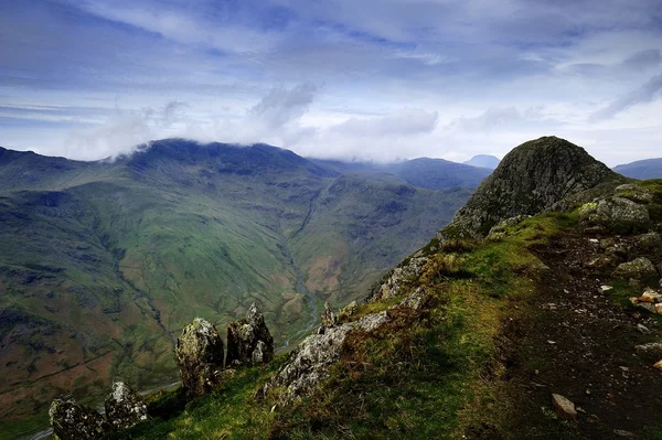 Alacsony felhők felett Bowfell — Stock Fotó