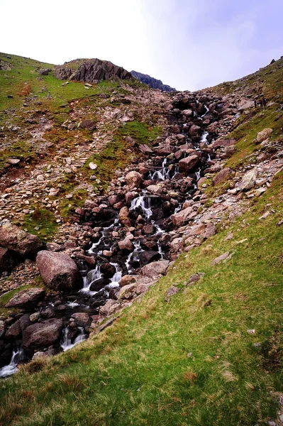 Cascade'lerde kırmızı kayalar — Stok fotoğraf