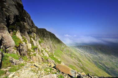 dağcılar bowfell üzerinde çapraz geçiş.
