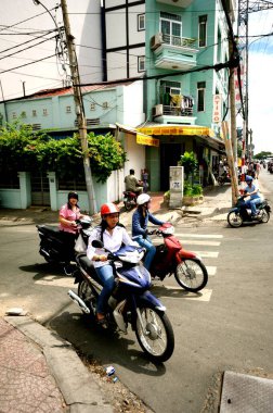 Hochi Min City, Vietnam - 22 Nisan 2013: Bir yol kavşağında motosikletler