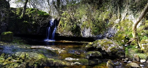 Lente watervallen — Stockfoto