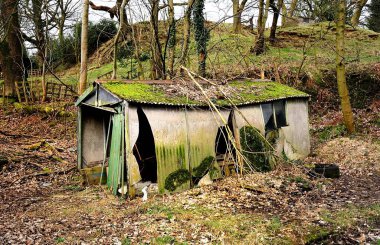 Yıkılmış eski asbest.