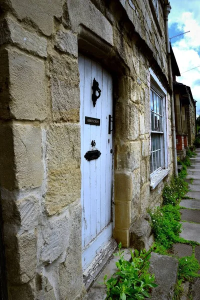 Taze Boyaya Ihtiyacı Olan Eski Beyaz Kapı — Stok fotoğraf
