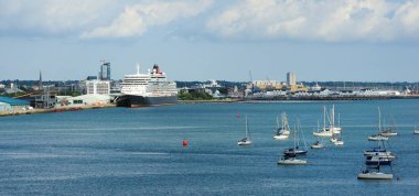 Southampton, İngiltere - 3 Ağustos 2021: Cunard Queen Elizabeth Southampton Limanı 'nda