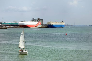 Southampton, İngiltere - 3 Ağustos 2021: Southampton Limanı 'ndaki Grand Legacy ve Apollon Highway