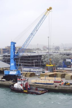 Southampton, İngiltere - 30 Eylül 2021: Tug Afon Las -2JEM8 - ve Southampton Limanı 'na kereste teslimatı