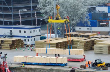 Southampton, İngiltere - 30 Eylül 2021: Forklift Southampton Limanı 'na metal teslimatı yapıyor.