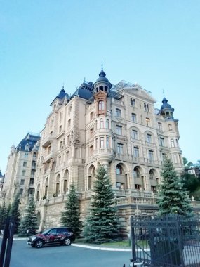 Kazan sokakları, yaz günü şehir manzarası, şehrin binaları ve mimarisi. Kazan, Rusya - 8 Temmuz 2021