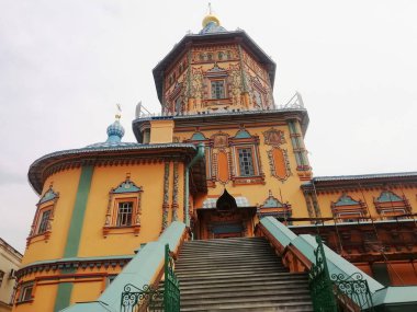 Aziz Peter ve Paul Katedrali, Kazan, Tataristan, Rusya. Kazan 'ın turistik cazibesi. Süslü boyalı Rus Ortodoks kilisesi, Kazan şehir merkezinde yaz aylarında çok güzel tarihi simgeler.