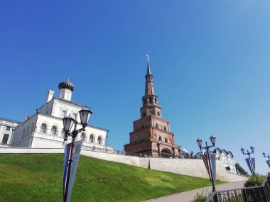 Yazın Kazan Kremlin, Tataristan, Rusya. Burası Kazan 'ın turistik merkezi. Suyumbike Kulesi manzarası ve başkanlık konutuna giriş. 