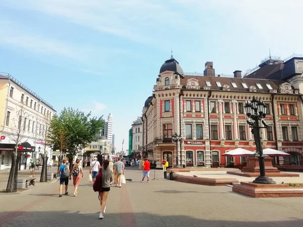 Kazan sokakları, yaz günü şehir manzarası, şehrin binaları ve mimarisi. Kazan, Rusya - 8 Temmuz 2021