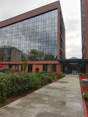 Yekaterinburg, Rusya - 20 Eylül 2021: Yeni yapılmış bir konut kompleksi. Mavi gökyüzünün altında yeni inşa edilmiş apartmanlar.