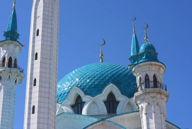 Kazan, Rusya - 20 Haziran 2021 - Kazan Kremlin 'deki güneşli yaz gününde Kul-Sharif camisinin güzel manzarası. Kazan şehir merkezinde İslami mimari. Seyahat ve turizm kavramı.
