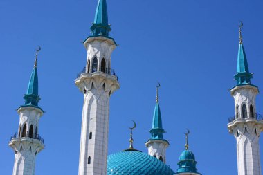Kazan, Rusya - 20 Haziran 2021 - Kazan Kremlin 'deki güneşli yaz gününde Kul-Sharif camisinin güzel manzarası. Kazan şehir merkezinde İslami mimari. Seyahat ve turizm kavramı.