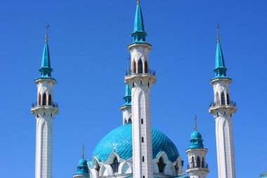 Kazan, Rusya - 20 Haziran 2021 - Kazan Kremlin 'deki güneşli yaz gününde Kul-Sharif camisinin güzel manzarası. Kazan şehir merkezinde İslami mimari. Seyahat ve turizm kavramı.