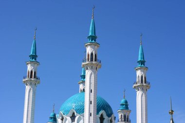 Kazan, Rusya - 20 Haziran 2021 - Kazan Kremlin 'deki güneşli yaz gününde Kul-Sharif camisinin güzel manzarası. Kazan şehir merkezinde İslami mimari. Seyahat ve turizm kavramı.