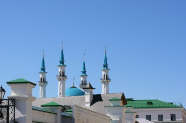 Kazan Kremlin 'deki Kul Şerif Camii, Tataristan, Rusya - 14 Temmuz 2021. Gün batımında kırmızı tuğladan bir duvarla çevrili mavi çatılı görkemli bir beyaz cami..