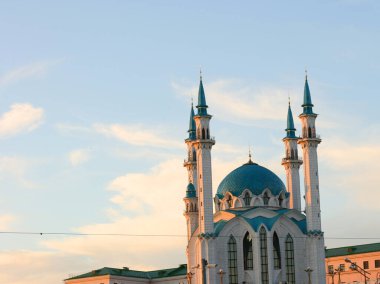 Kazan Kremlin 'deki Kul Şerif Camii, Tataristan, Rusya - 14 Temmuz 2021. Gün batımında kırmızı tuğladan bir duvarla çevrili mavi çatılı görkemli bir beyaz cami..