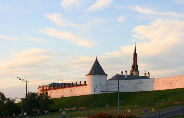 Yaz akşamında Kazan Kremlin. Tataristan, Rusya - 18 Temmuz 2021: Beyaz duvar manzarası güzel. Kremlin, Kazan 'ın en önemli simgesidir. Eski Kazan şehir merkezinde tarihi mimari