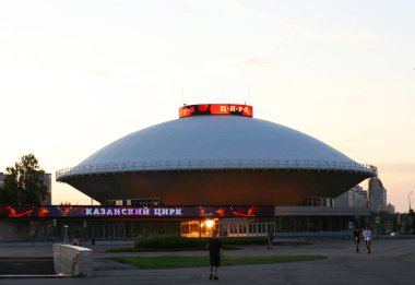 Kazan, Rusya 16 Haziran 2021, gün batımında Kazan sirk binası. İnsanlarla ve sokak trafiğiyle dış görünüş.