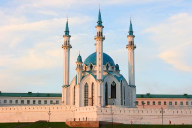 Kazan Kremlin 'deki Kul Şerif Camii, Tataristan, Rusya - 14 Temmuz 2021. Gün batımında kırmızı tuğladan bir duvarla çevrili mavi çatılı görkemli bir beyaz cami..