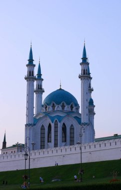 Kazan Kremlin 'deki Kul Şerif Camii, Tataristan, Rusya - 14 Temmuz 2021. Gün batımında kırmızı tuğladan bir duvarla çevrili mavi çatılı görkemli bir beyaz cami..