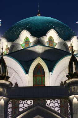 Tataristan, Rusya - 7 Temmuz 2021 'de Kazan Kremlin' deki Şerif Camii. İslami mimari manzarası, Kazan 'ın ünlü turistik cazibesi. Kazan şehri ve Kremlin 'in güzel simgesi.