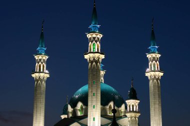Tataristan, Rusya - 7 Temmuz 2021 'de Kazan Kremlin' deki Şerif Camii. İslami mimari manzarası, Kazan 'ın ünlü turistik cazibesi. Kazan şehri ve Kremlin 'in güzel simgesi.