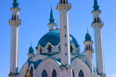 Kazan, Rusya - 20 Haziran 2021 - Kazan Kremlin 'deki güneşli yaz gününde Kul-Sharif camisinin güzel manzarası. Kazan şehir merkezinde İslami mimari. Seyahat ve turizm kavramı.