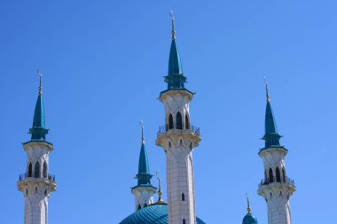 Kazan, Rusya - 20 Haziran 2021 - Kazan Kremlin 'deki güneşli yaz gününde Kul-Sharif camisinin güzel manzarası. Kazan şehir merkezinde İslami mimari. Seyahat ve turizm kavramı.