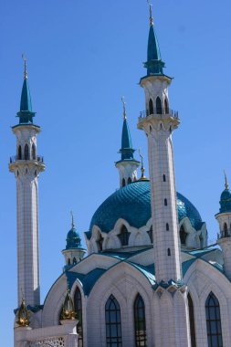 Kazan, Rusya - 20 Haziran 2021 - Kazan Kremlin 'deki güneşli yaz gününde Kul-Sharif camisinin güzel manzarası. Kazan şehir merkezinde İslami mimari. Seyahat ve turizm kavramı.