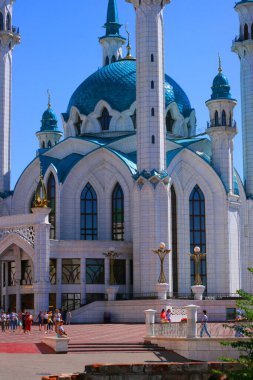Kazan, Rusya - 20 Haziran 2021 - Kazan Kremlin 'deki güneşli yaz gününde Kul-Sharif camisinin güzel manzarası. Kazan şehir merkezinde İslami mimari. Seyahat ve turizm kavramı.