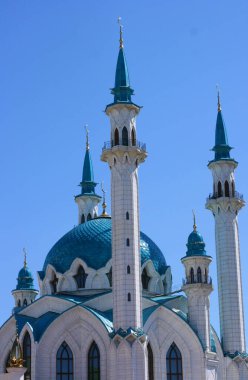Kazan, Rusya - 20 Haziran 2021 - Kazan Kremlin 'deki güneşli yaz gününde Kul-Sharif camisinin güzel manzarası. Kazan şehir merkezinde İslami mimari. Seyahat ve turizm kavramı.