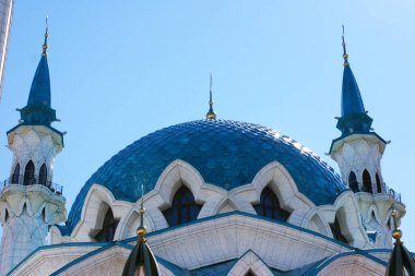 Kazan, Rusya - 20 Haziran 2021 - Kazan Kremlin 'deki güneşli yaz gününde Kul-Sharif camisinin güzel manzarası. Kazan şehir merkezinde İslami mimari. Seyahat ve turizm kavramı.