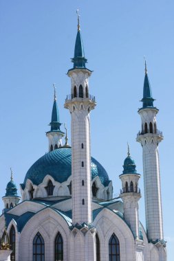 Kazan, Rusya - 20 Haziran 2021 - Kazan Kremlin 'deki güneşli yaz gününde Kul-Sharif camisinin güzel manzarası. Kazan şehir merkezinde İslami mimari. Seyahat ve turizm kavramı.