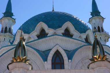 Kazan, Rusya - 20 Haziran 2021 - Kazan Kremlin 'deki güneşli yaz gününde Kul-Sharif camisinin güzel manzarası. Kazan şehir merkezinde İslami mimari. Seyahat ve turizm kavramı.