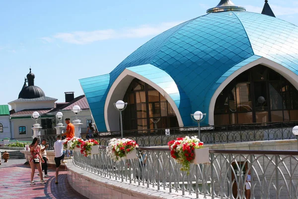 Kazan, Rusya - 20 Haziran 2021 - Kazan Kremlin 'deki güneşli yaz gününde Kul-Sharif camisinin güzel manzarası. Kazan şehir merkezinde İslami mimari. Seyahat ve turizm kavramı.