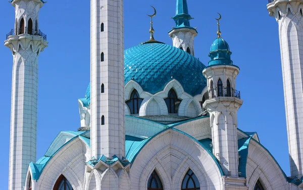 Kazan, Rusya - 20 Haziran 2021 - Kazan Kremlin 'deki güneşli yaz gününde Kul-Sharif camisinin güzel manzarası. Kazan şehir merkezinde İslami mimari. Seyahat ve turizm kavramı.