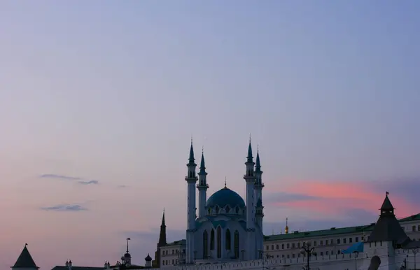 位于俄罗斯鞑靼斯坦喀山克里姆林宫的库尔谢里夫清真寺 2021年7月14日 夕阳西下 一座威严的白色石头清真寺 蓝色的屋顶被红砖墙环绕 — 图库照片