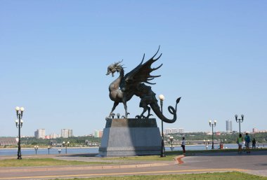 Kazan, Rusya - 13 Temmuz 2021: Tataristan 'daki Kazan Düğün Sarayı' nda (Aile Merkezi) Ejderha Zilantı Heykelleri. Kazan 'ın simgesi..  