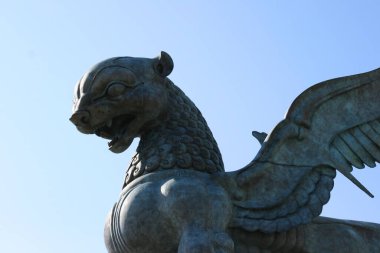 Kazan, Rusya - 13 Temmuz 2021: Kazan Düğün Sarayı (Aile Merkezi) gün batımında, Tataristan. Kazan 'ın simgesi. Kanatlı, hırıldayan kar leoparı erkek heykeli.