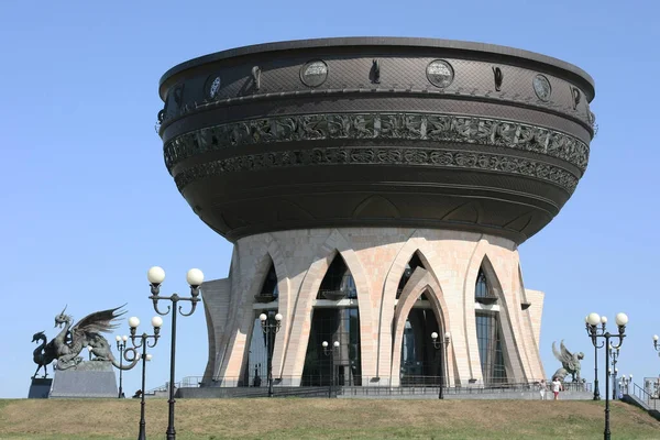 Kazan, Rusya - 13 Temmuz 2021: Kazan Düğün Sarayı (Aile Merkezi) gün batımında, Tataristan. Kazan 'ın simgesi..